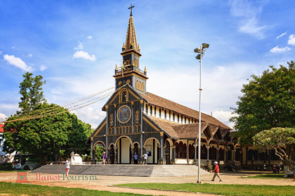 Nhà Thờ Gỗ Kon Tum - (Kon Tum) - VN